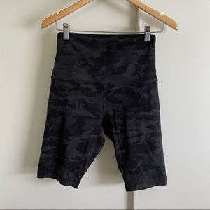 Lululemon biker shorts dark camo - 8/10
